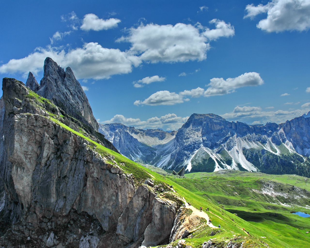 Альпы летом на горнолыжном курорте Валь Гардена, Италия
