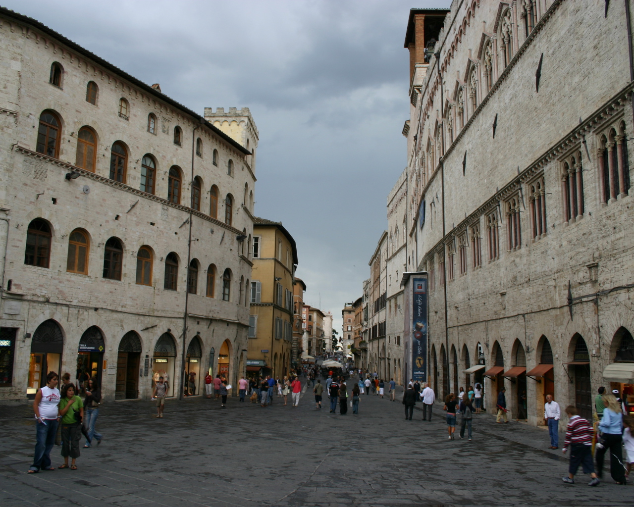 Древняя улица в Перудже, Италия