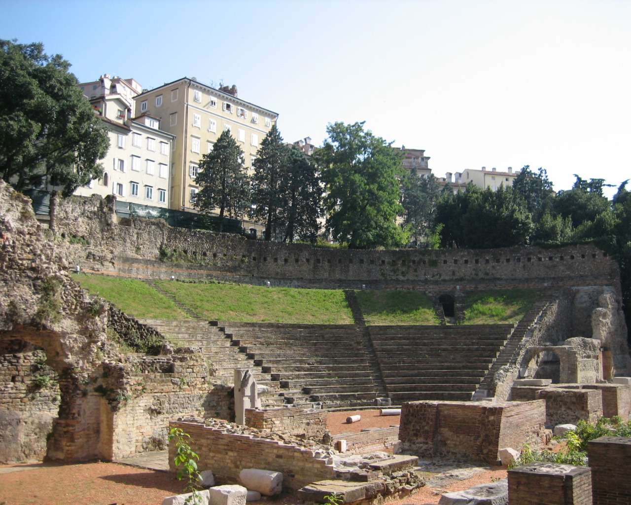 Древний амфитеатр на курорте в Триесте, Италия