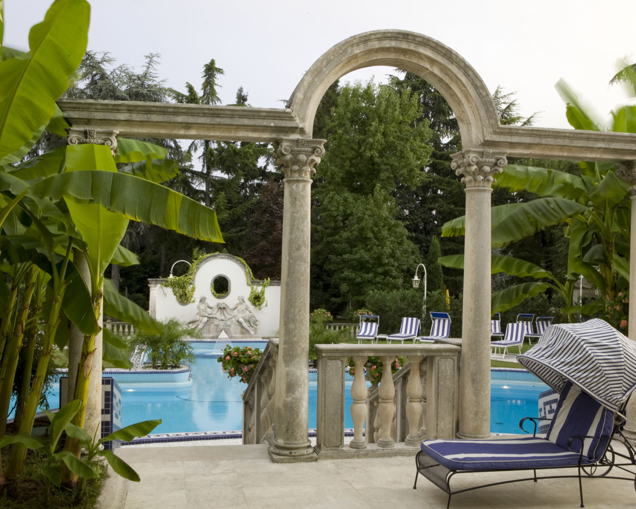 Старинная арка перед бассейном на курорте Абано Терме, Италия