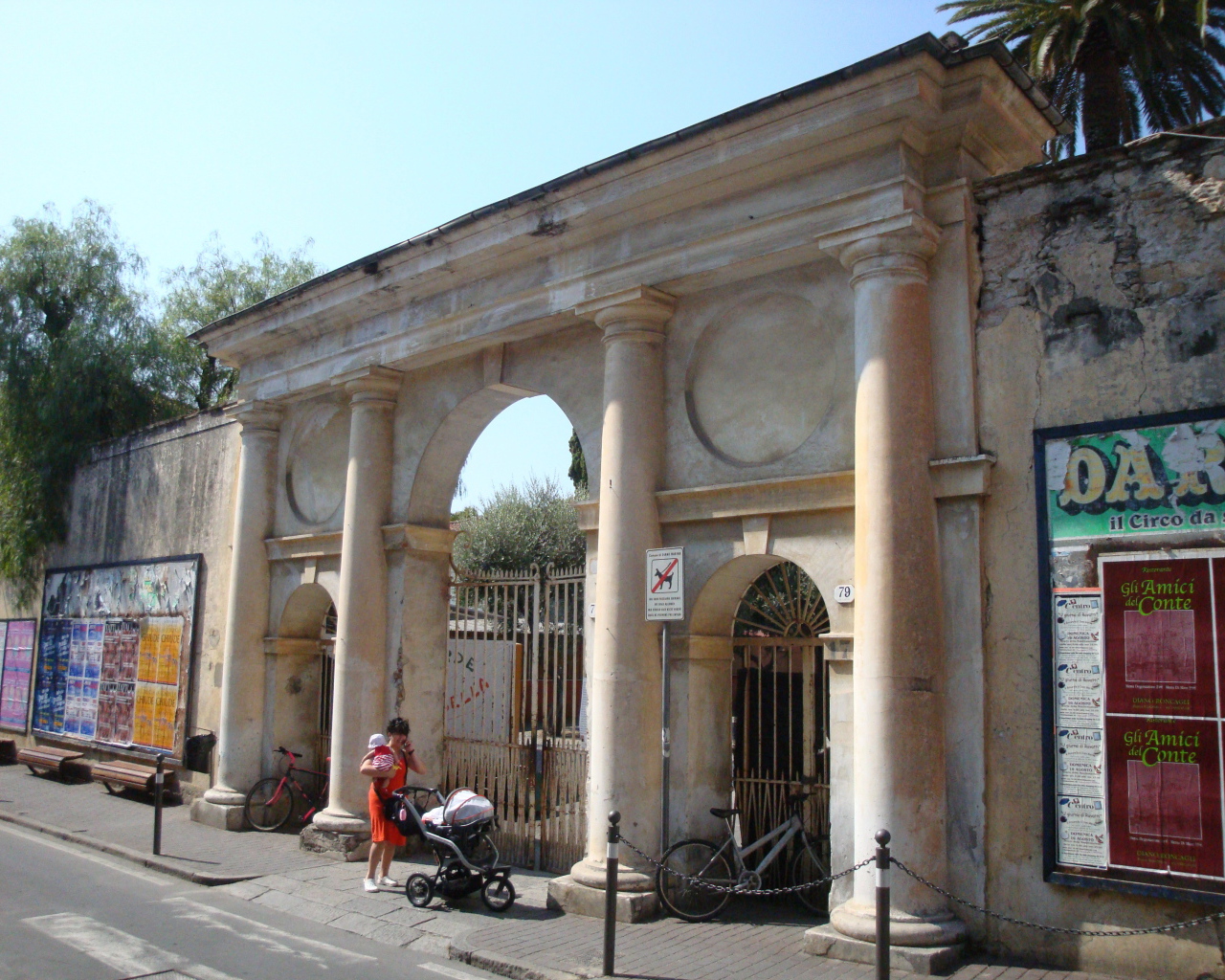 Старинная арка на курорте Диано Марино, Италия