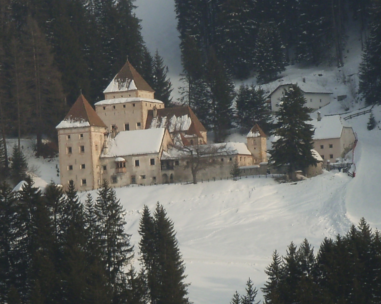 Старинный замок на курорте Ортизей, Италия