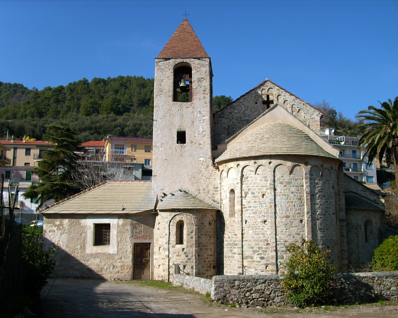 Древняя церковь на курорте Ноли, Италия