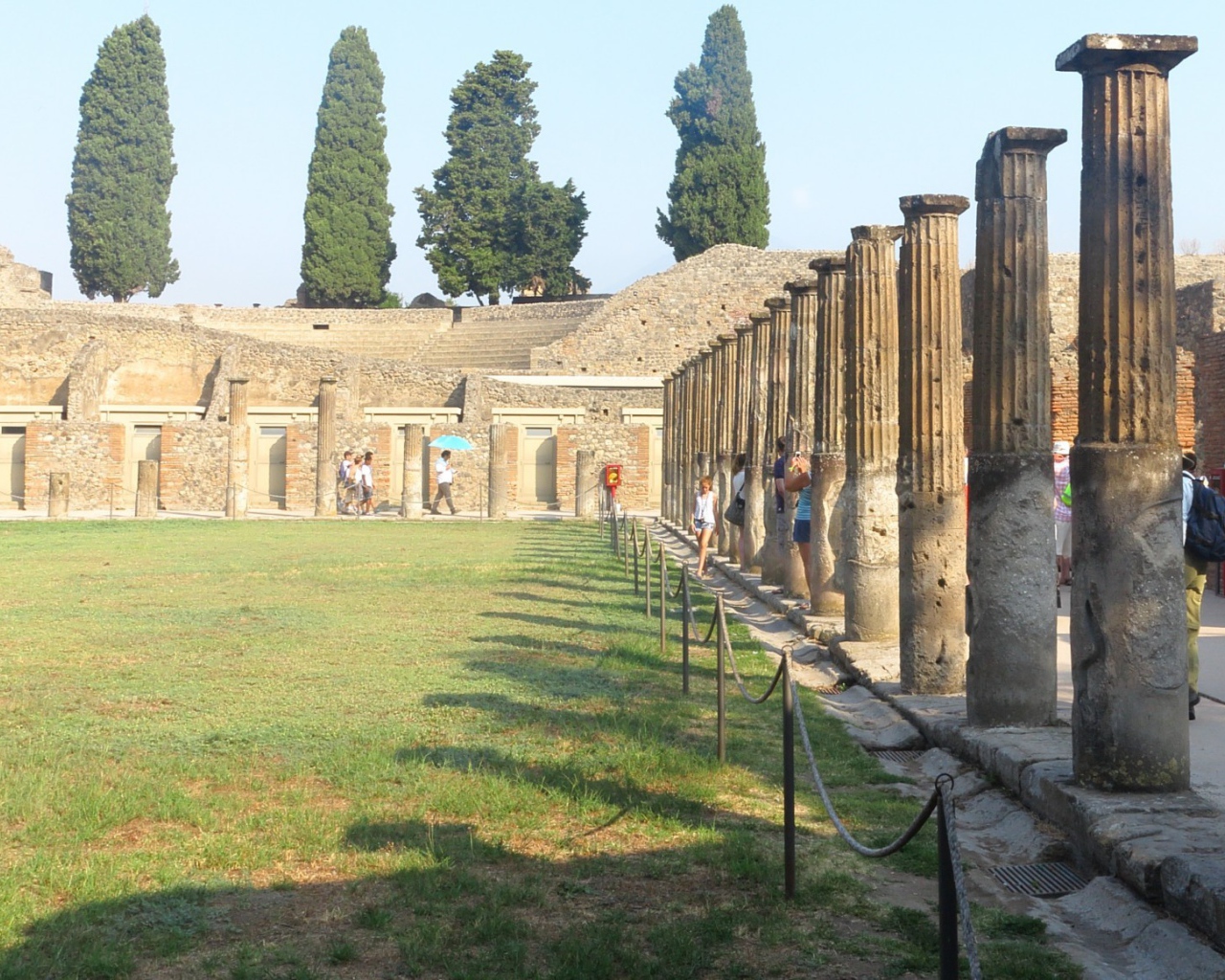 Древняя колоннада в Помпеях, Италия