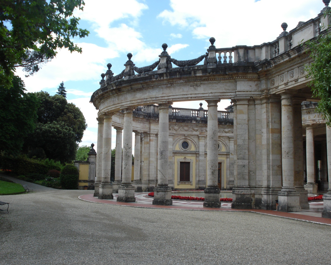 Старинные колонны на курорте в Монтекатини Терме, Италия