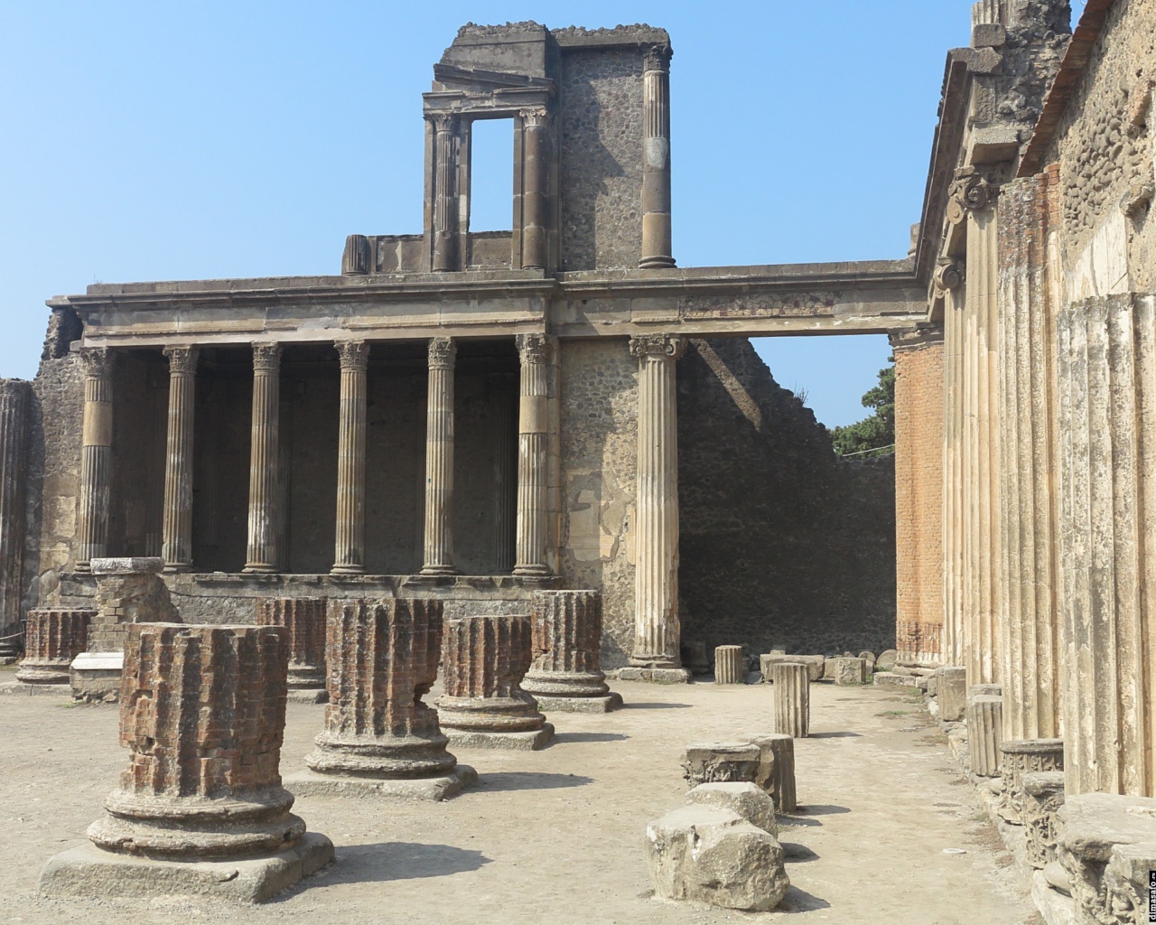 Древний храм в Помпеях, Италия