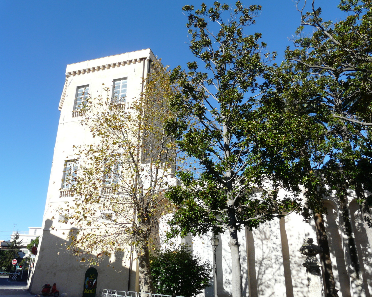 Старинная башня в Лоано, Италия