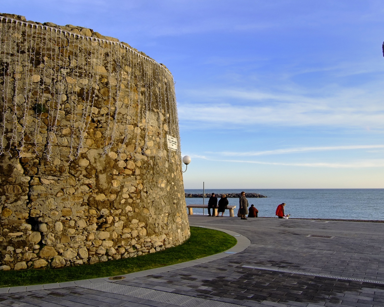 Старинная башня на набережной на курорте Сан Бартоломео Аль Маре, Италия