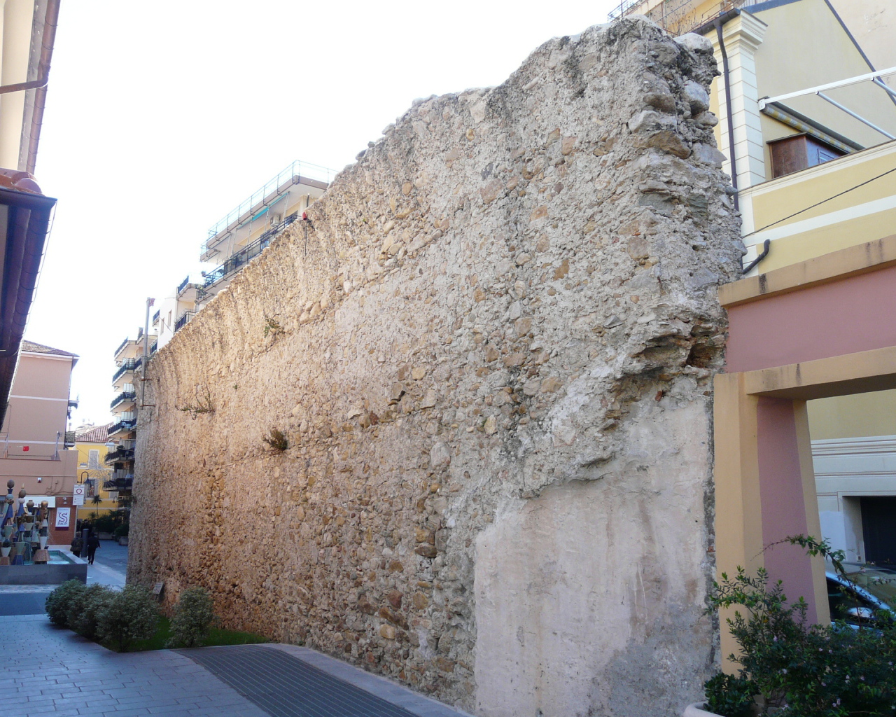 Старинная стена в Лоано, Италия