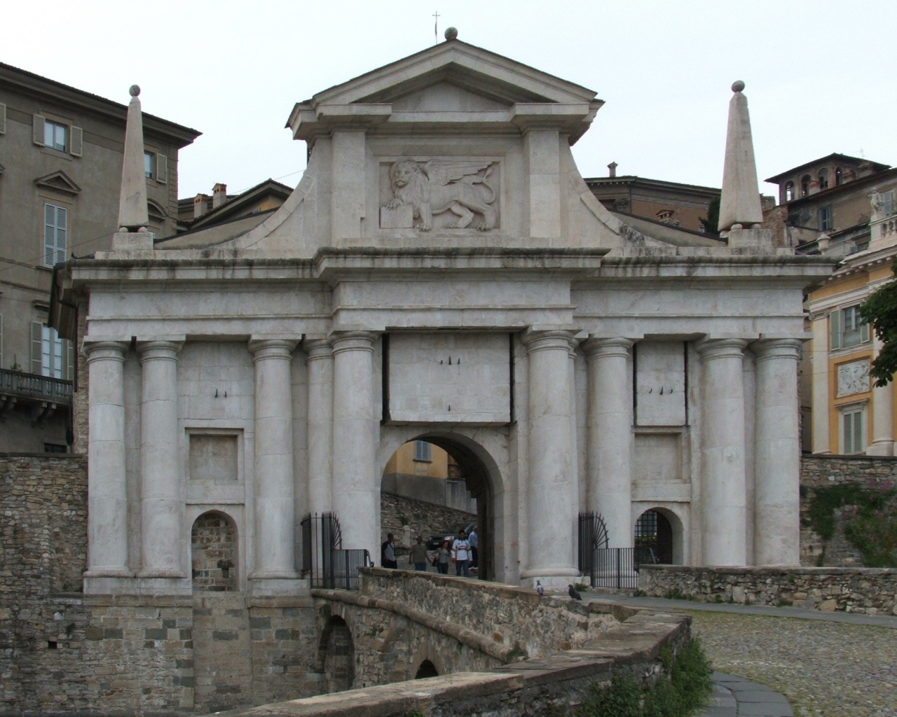 Арка в Бергамо, Италия