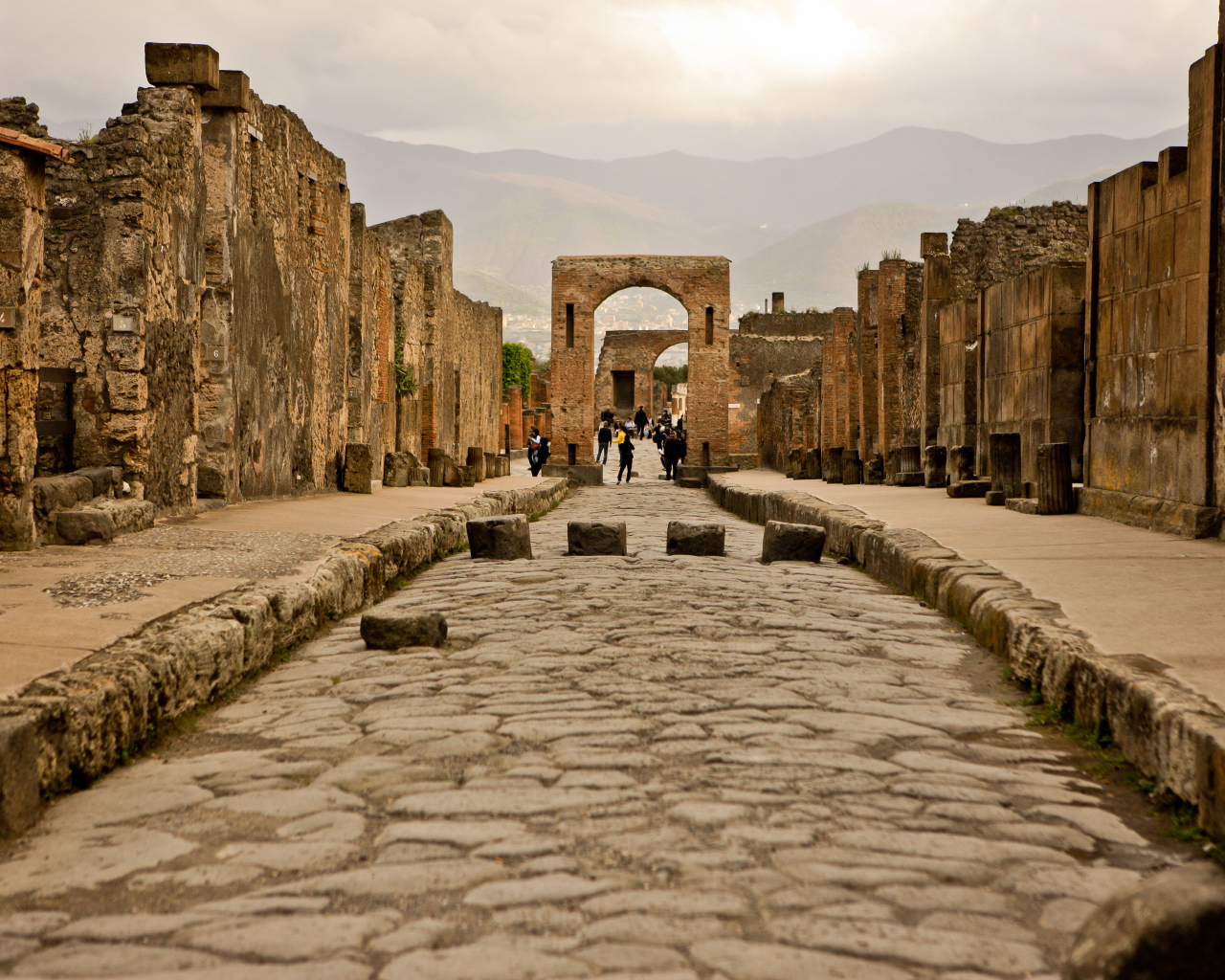 Арка на улице в Помпеях, Италия