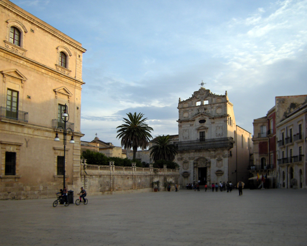 Площадь в городе на острове Сицилия, Италия