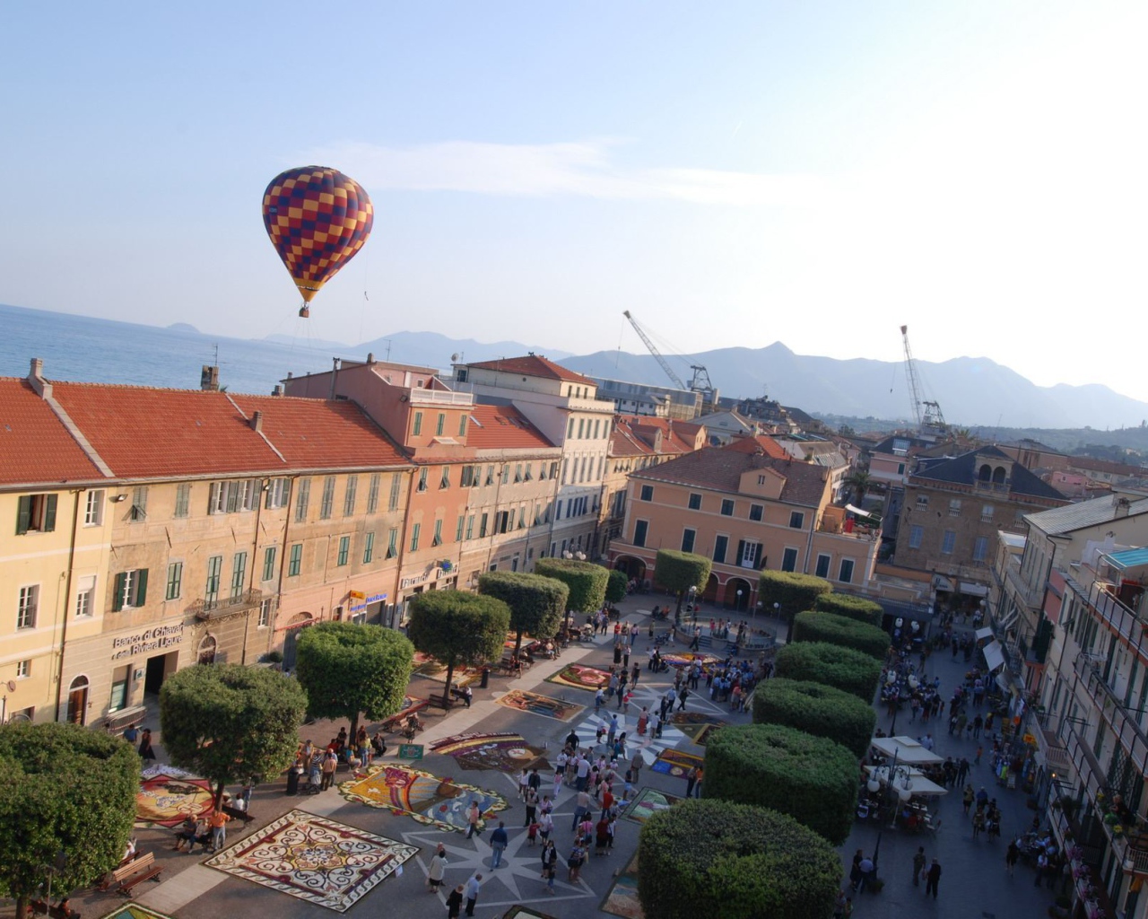 Площадь в городе на курорте в Пьетра Лигуре, Италия
