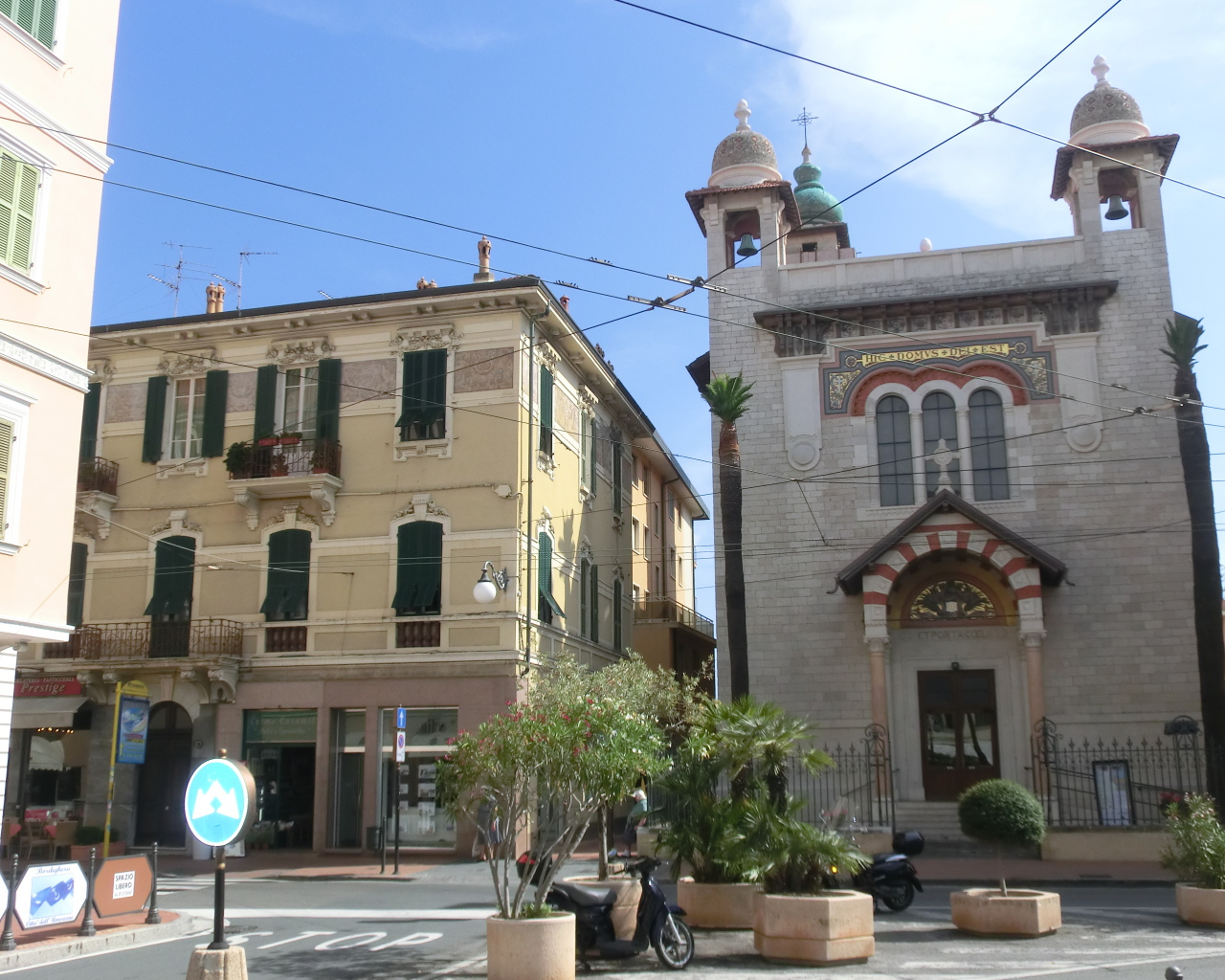 Площадь в городе на курорте Бордигера, Италия