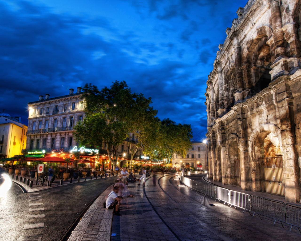 У Колизея в Риме