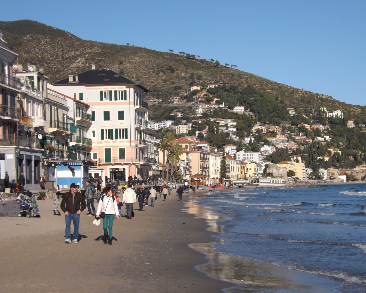 Осенний отдых на пляже на курорте Алассио, Италия