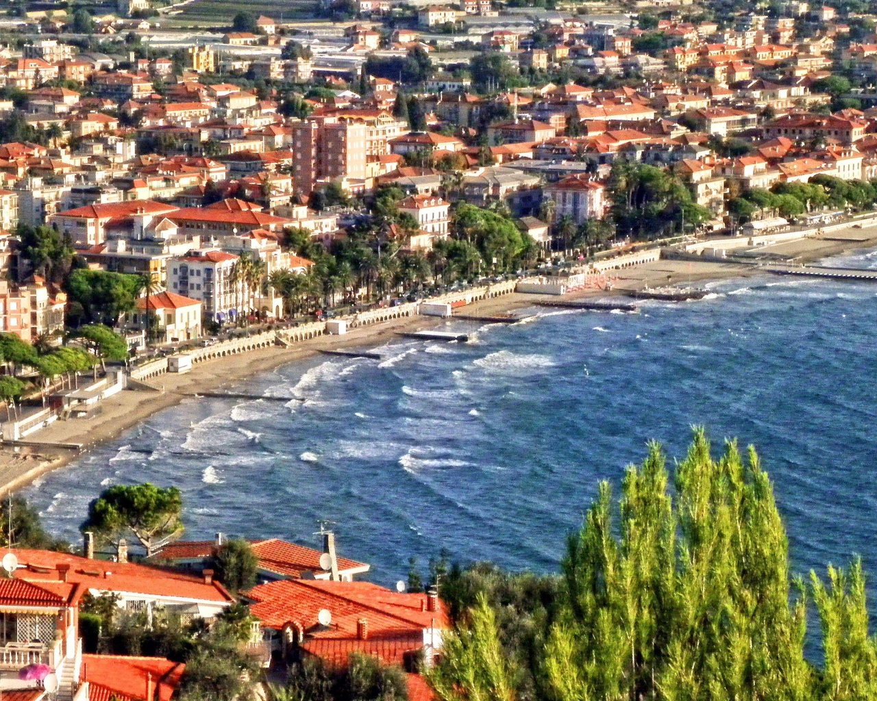 Осенний отдых на пляже на курорте Диано Марино, Италия