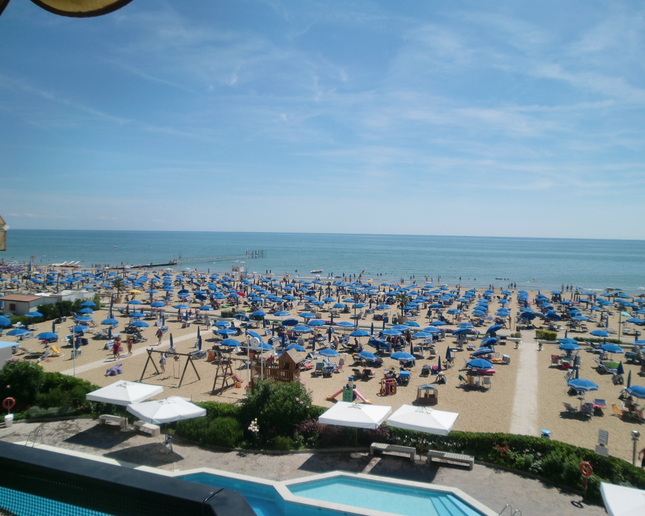 Осенний отдых на пляже на курорте Лидо ди Эзоло, Италия