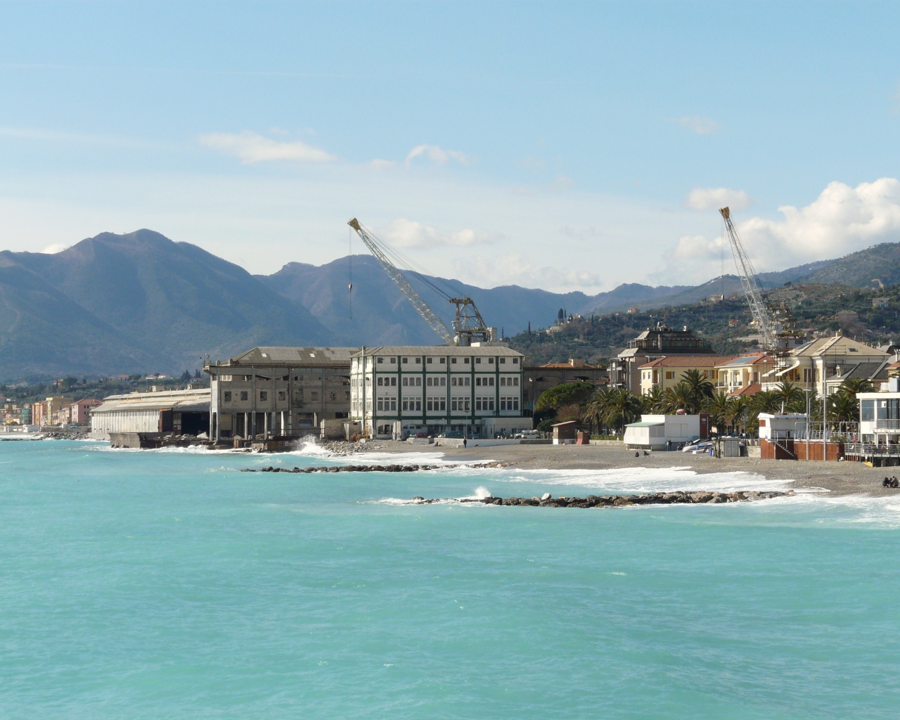 Осенний отдых на курорте в Пьетра Лигуре, Италия