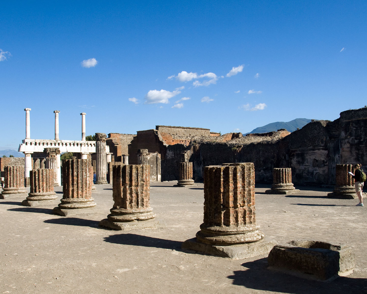 Основания колонн в Помпеях, Италия