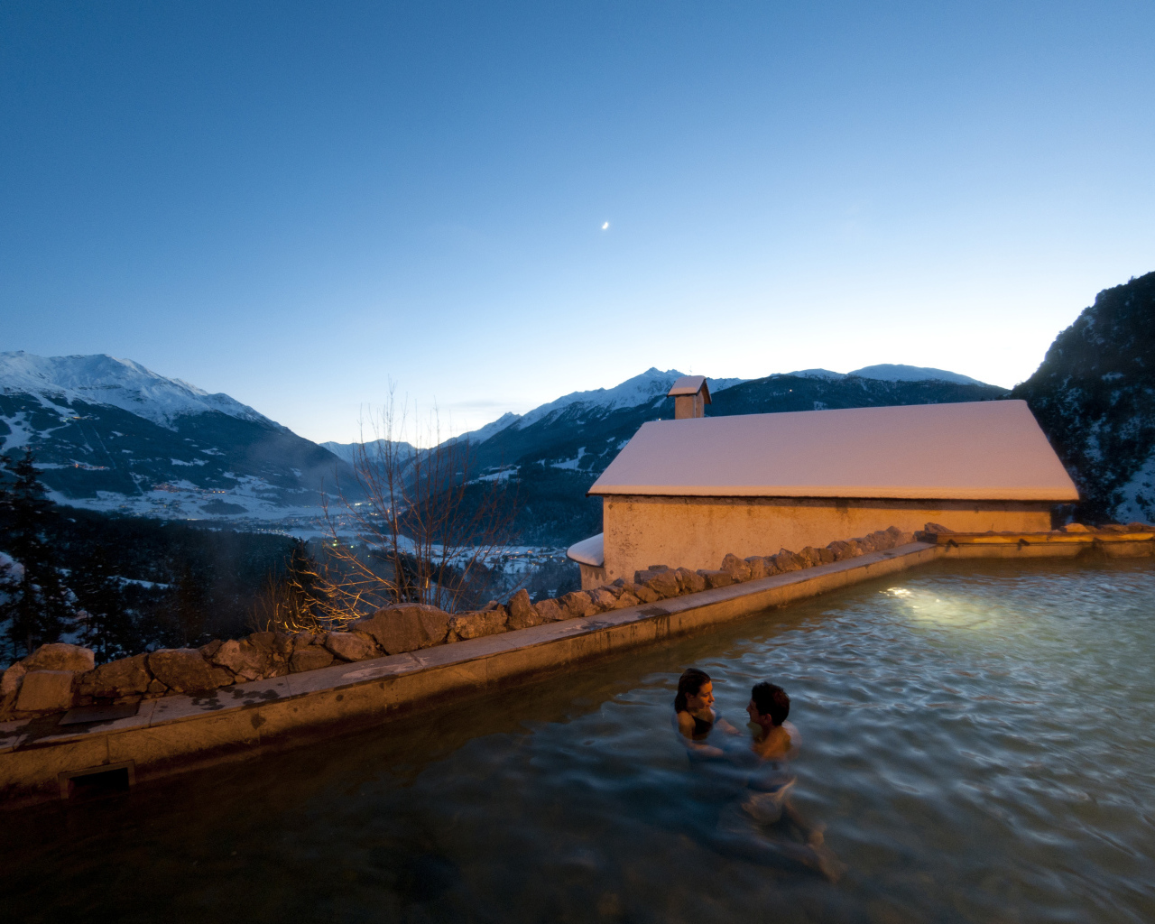 Купание в термальном источнике на курорте в Бормио, Италия