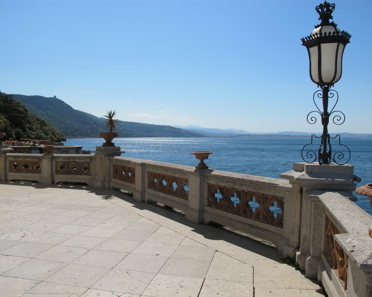 Залив на курорте в Триесте, Италия