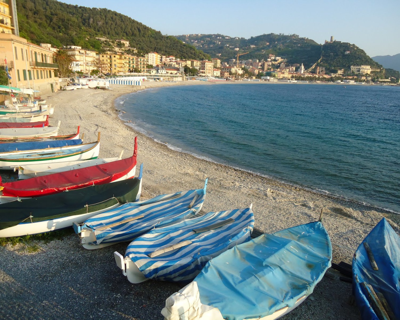 Залив на курорте Ноли, Италия