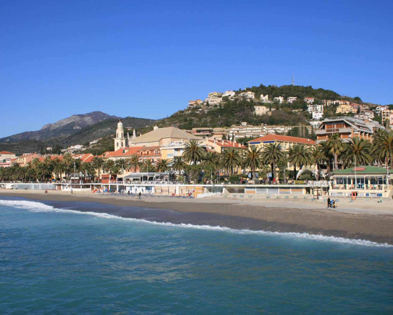 Пляж на курорте в Пьетра Лигуре, Италия