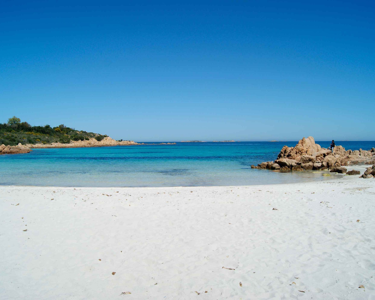 Пляж на курорте Коста Смеральда, Италия