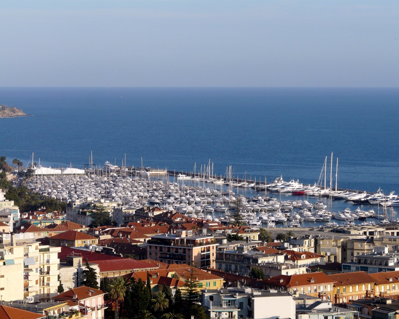 Лодки у побережья в Сан Ремо, Италия