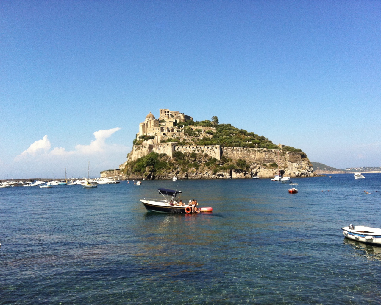 Лодка на фоне острова Искья, Италия