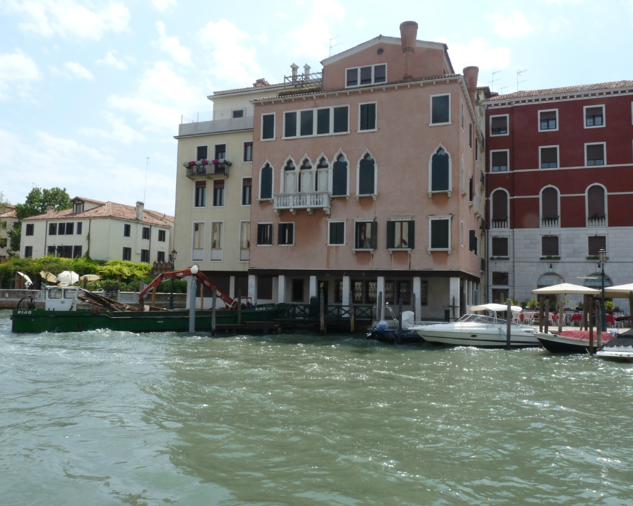 Лодки у пристани на острове Мурано, Италия