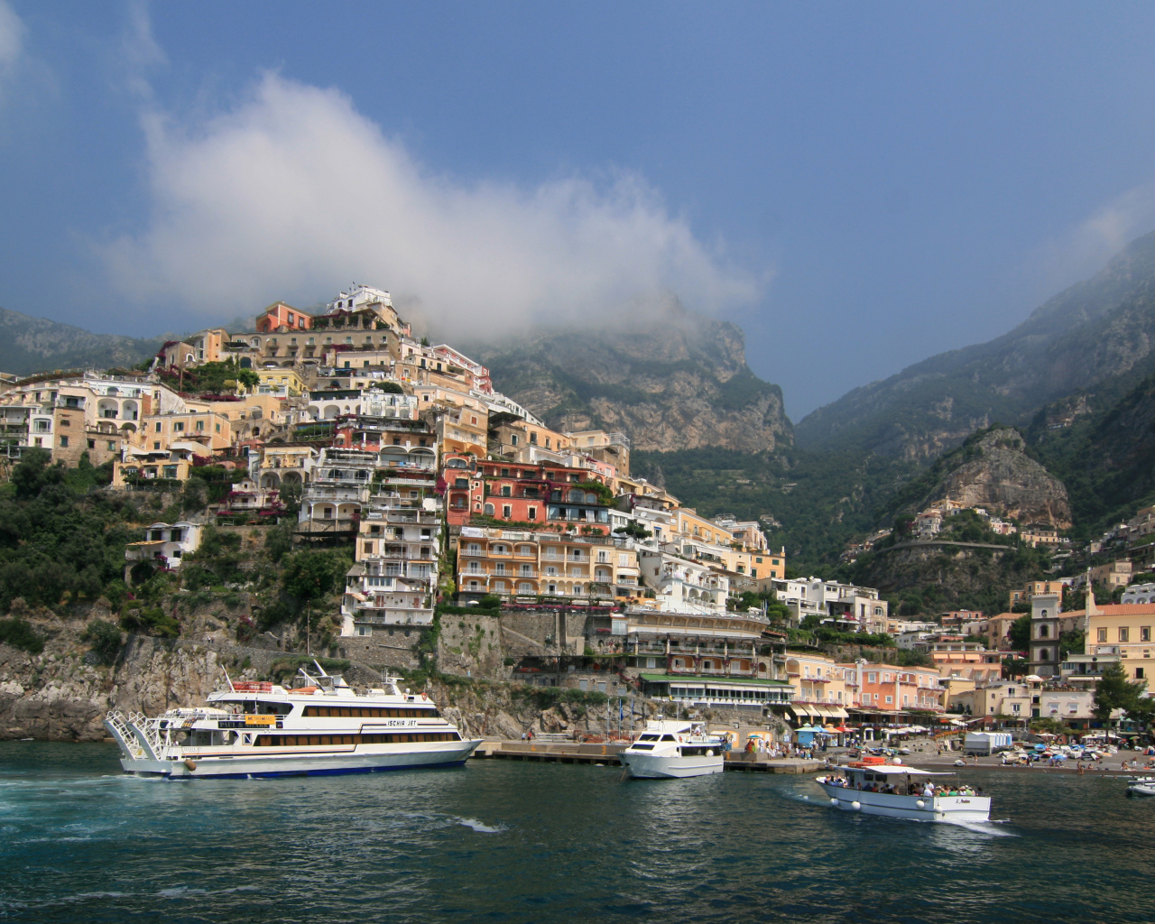 Лодки у набережной на курорте Позитано, Италия