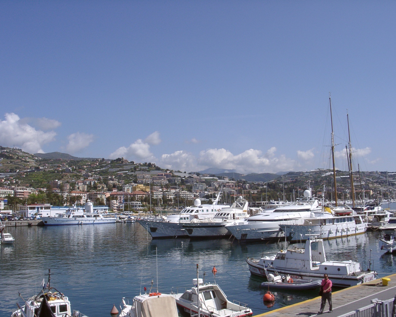 Лодки в заливе в Сан Ремо, Италия