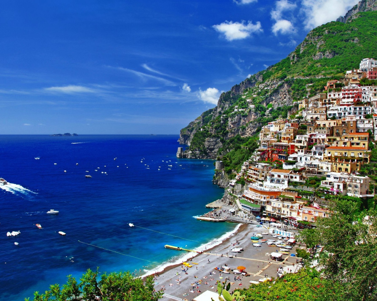 Лодки в заливе на курорте Позитано, Италия