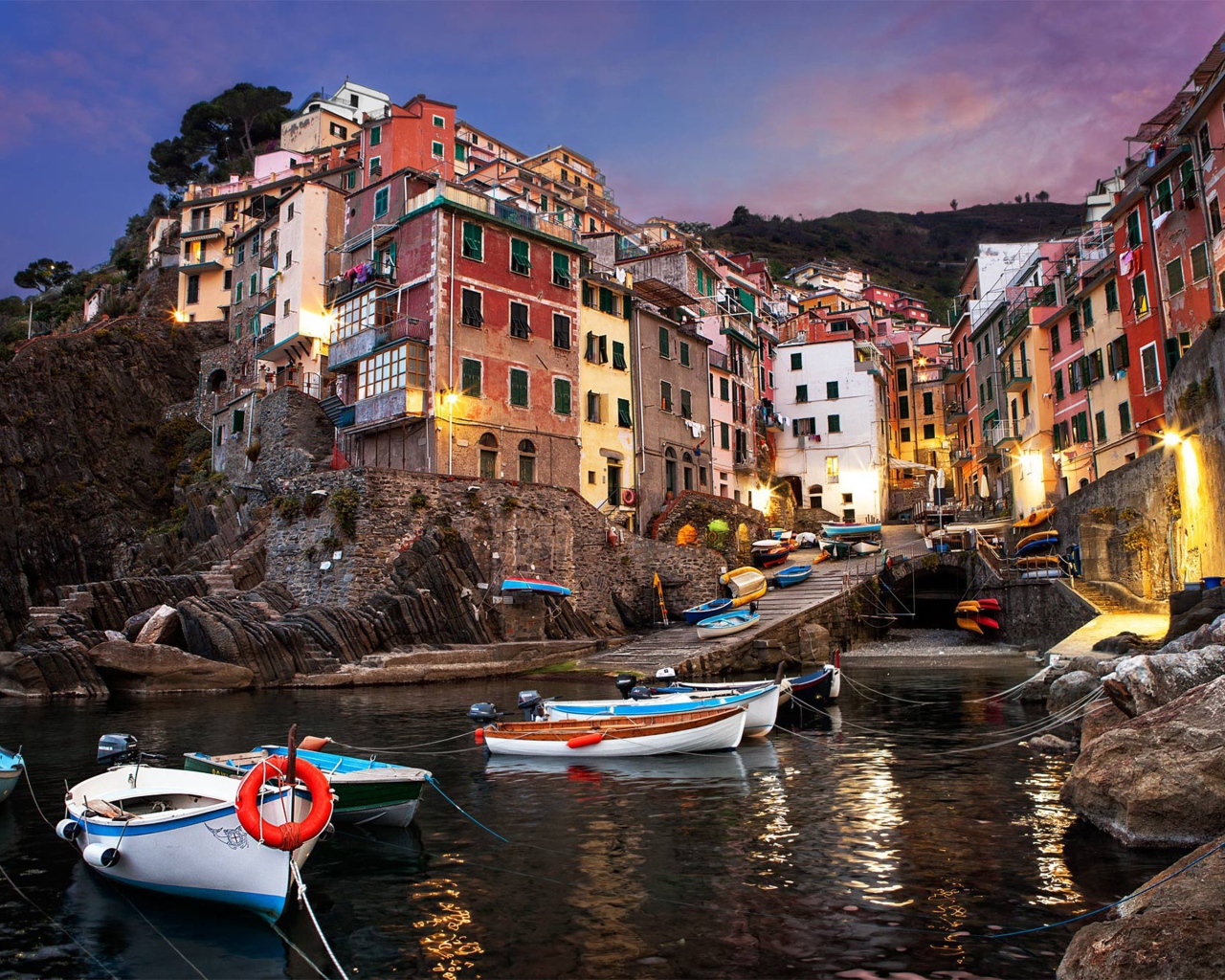 Лодки у причала в Лигурии, Италия