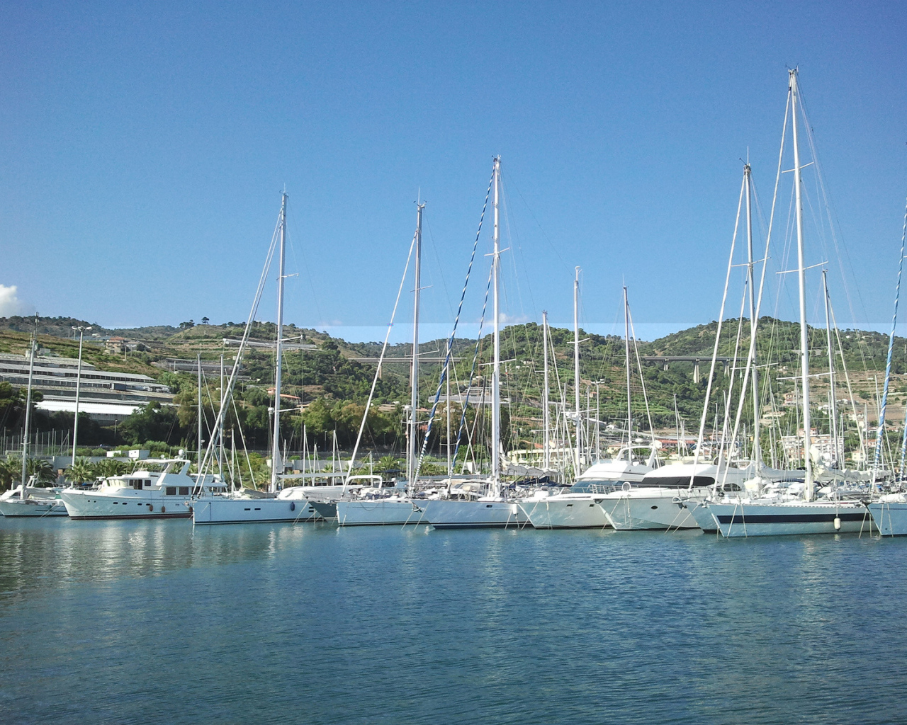 Лодки у причала в Санто Стефано аль Маре, Италия