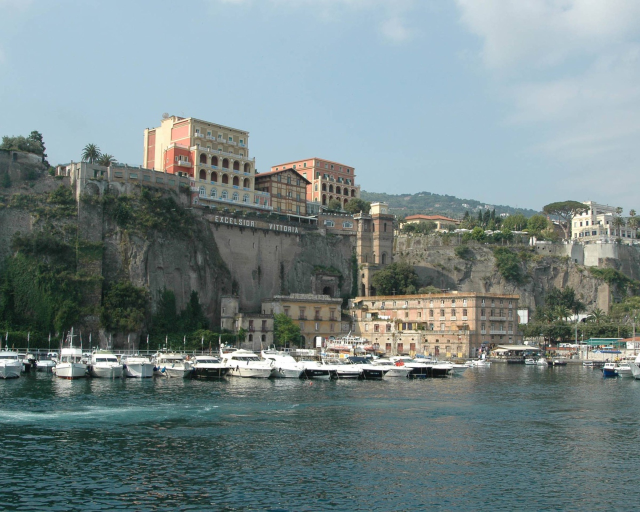 Лодки у причала на курорте Челле Лигуре, Италия