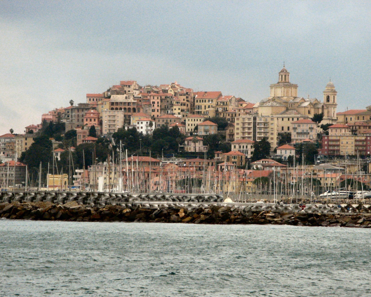 Лодки у причала на курорте Империя, Италия