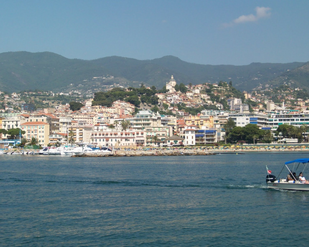 Лодки у причала на курорте Сан Бартоломео Аль Маре, Италия