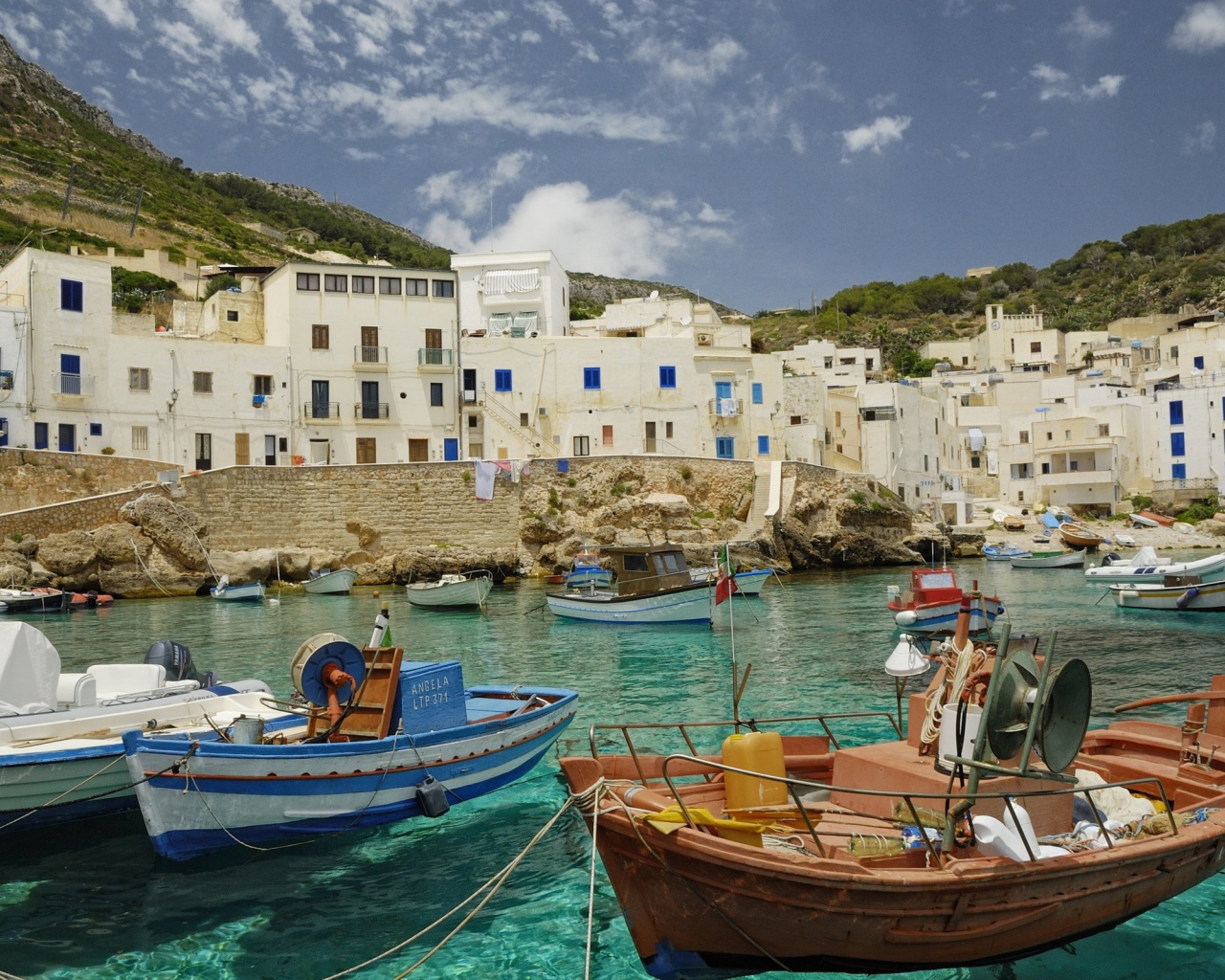 Лодки у берега на острове Сицилия, Италия