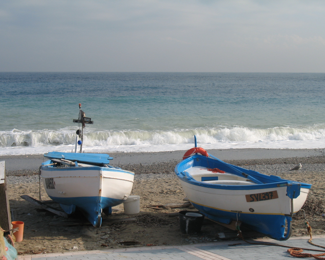 Лодки на пляже на курорте Ноли, Италия