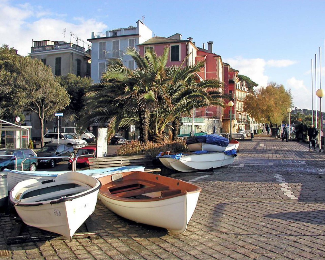 Лодки на набережной на курорте Челле Лигуре, Италия