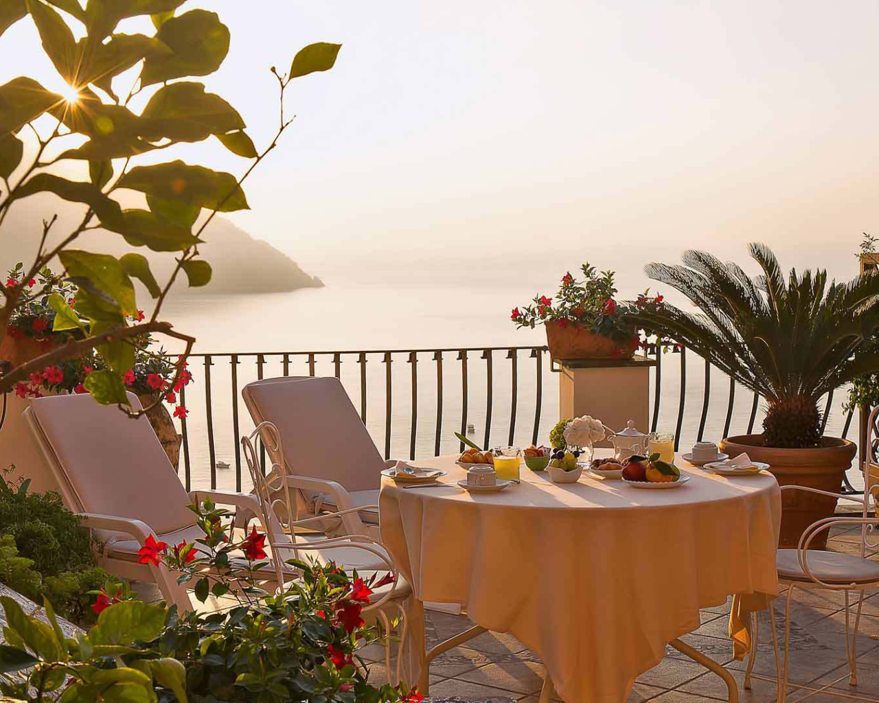 Завтрак на террасе на курорте Позитано, Италия