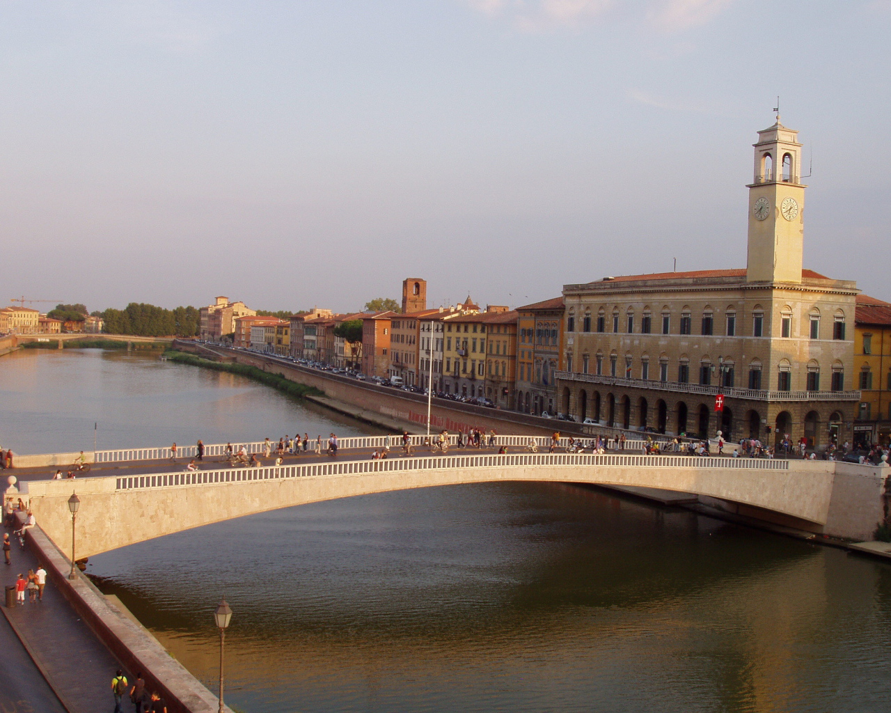Мост через канал в Пизе, Италия