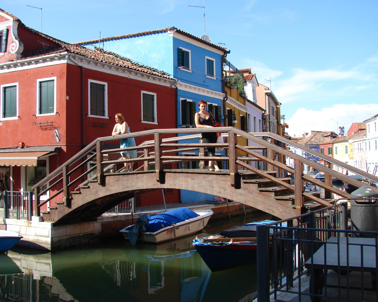 Мост через канал на острове Мурано, Италия
