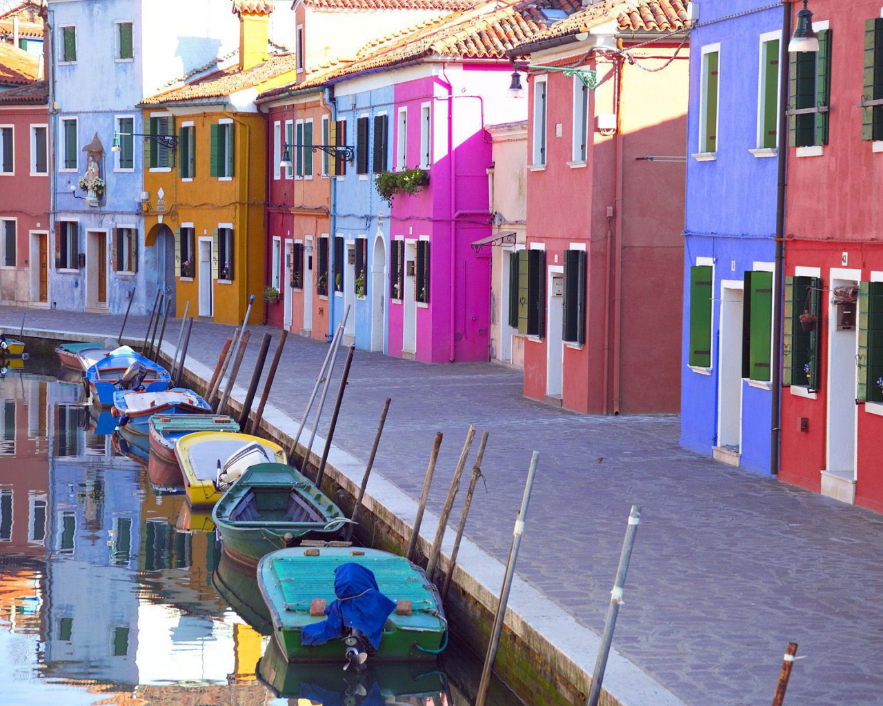 Яркие дома на берегу канала на острове Мурано, Италия