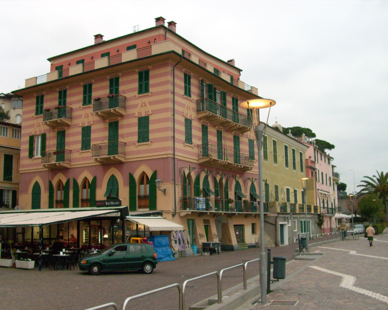 Здание на улице на курорте Челле Лигуре, Италия