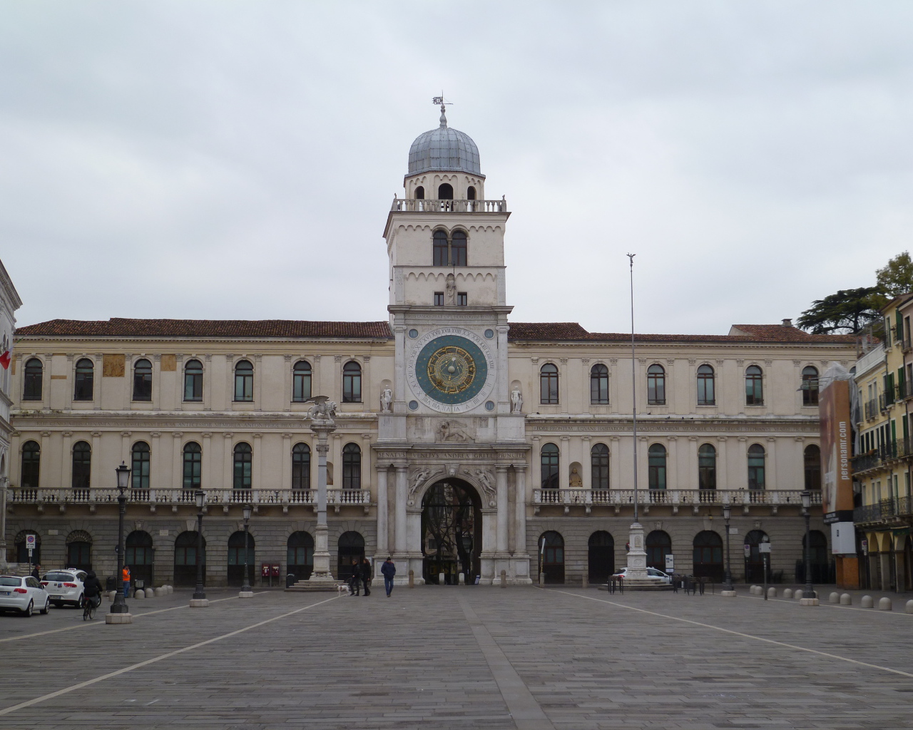 Здание с часами в Падуе, Италия