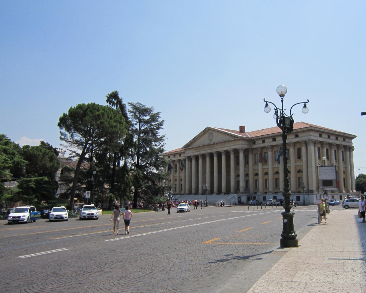 Здание с колоннами в Вероне, Италия